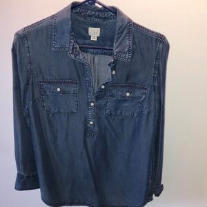 Super cute demin button down shirt - size medium🩵💙